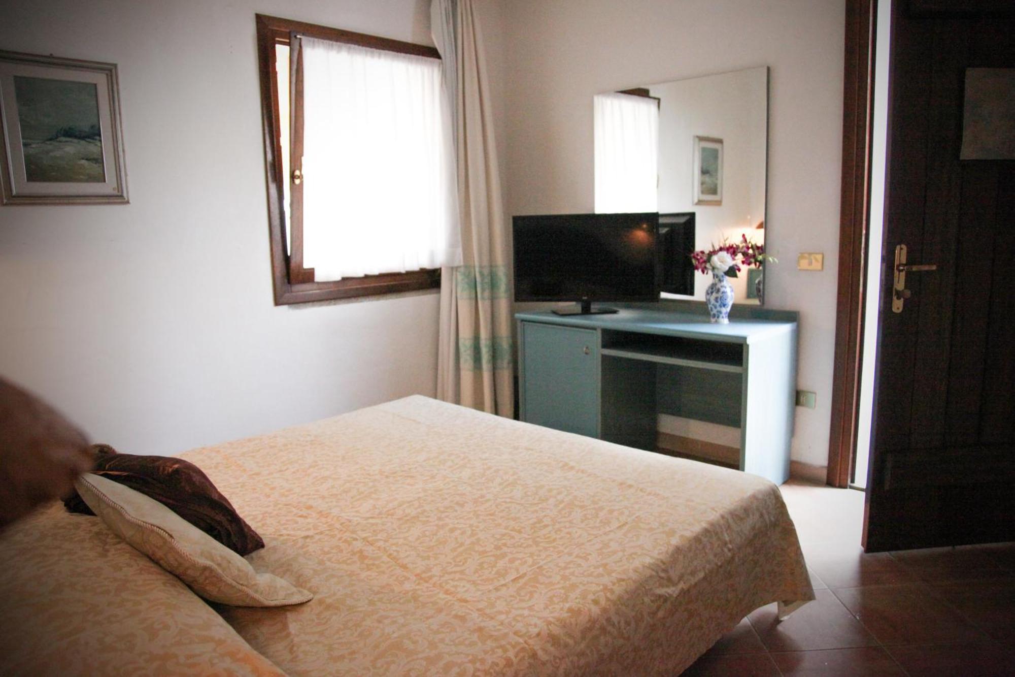 Hotel Micalosu Cannigione Bilik gambar